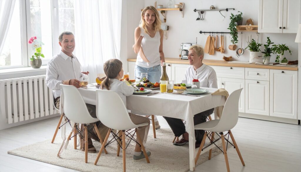 familj samlad kring ett bord för att äta i Staffanstorp